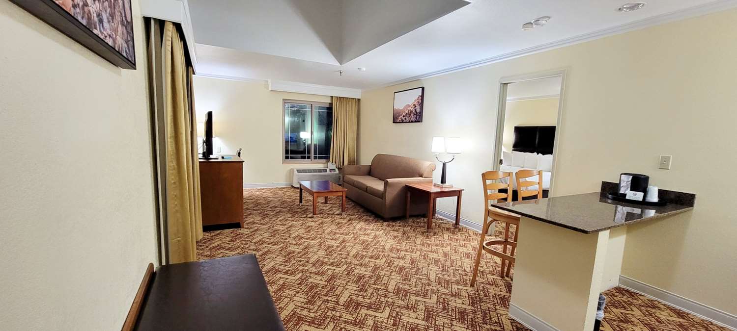 Фото Best Western Plus Northwoods Inn