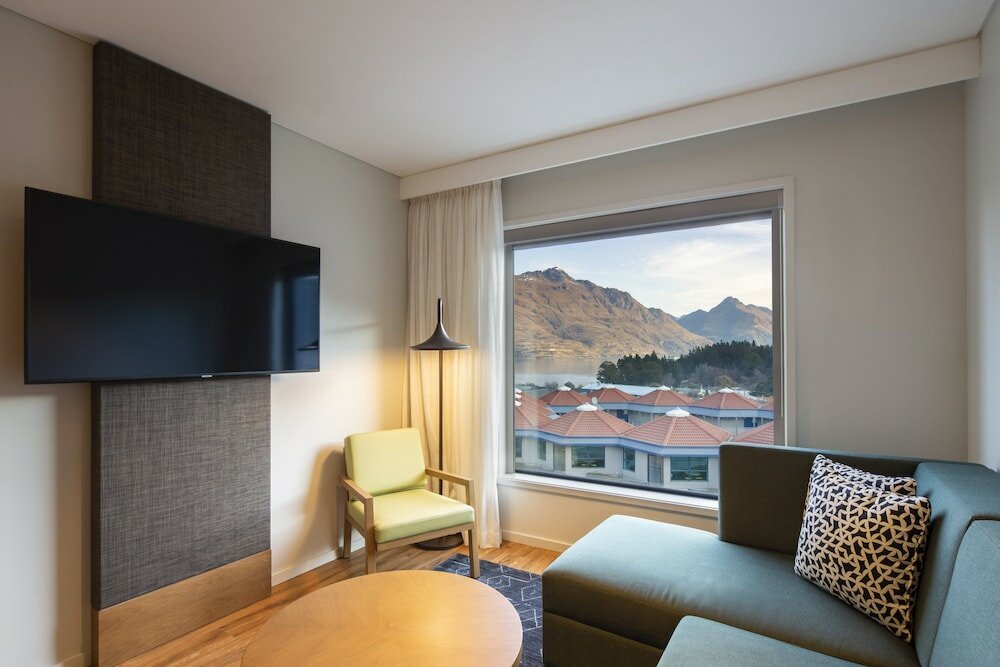 Фото Holiday Inn Express & Suites Queenstown, an Ihg Hotel