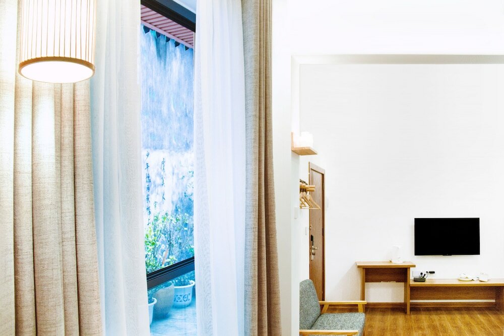 Фото Listening To The Rain Hall Inn