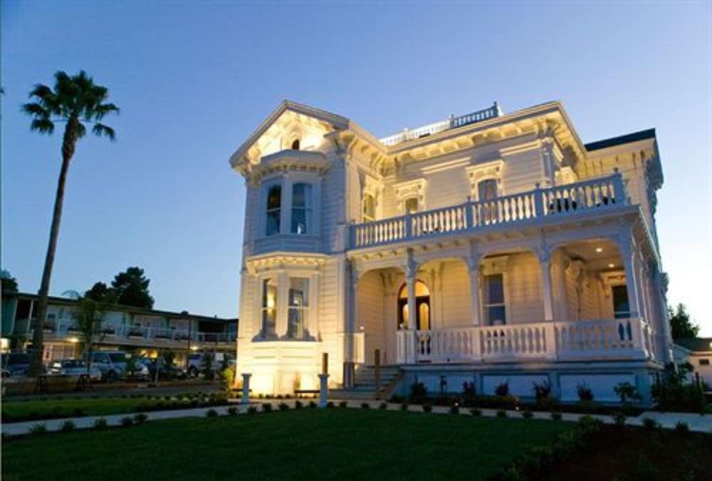 Фото West Cliff Inn - A Four Sisters Inn