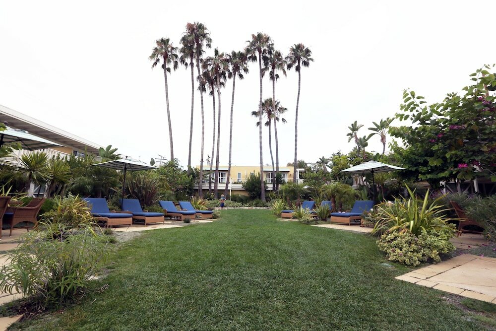 Фото The Pavilion Hotel