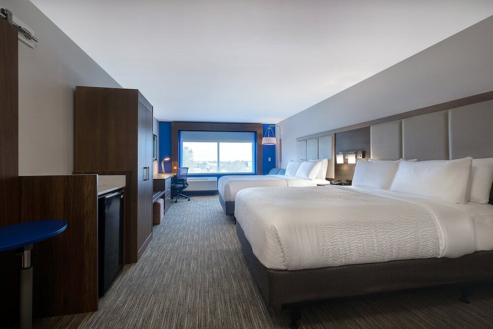 Фото Holiday Inn Express And Suites Detroit Dearborn, an Ihg Hotel