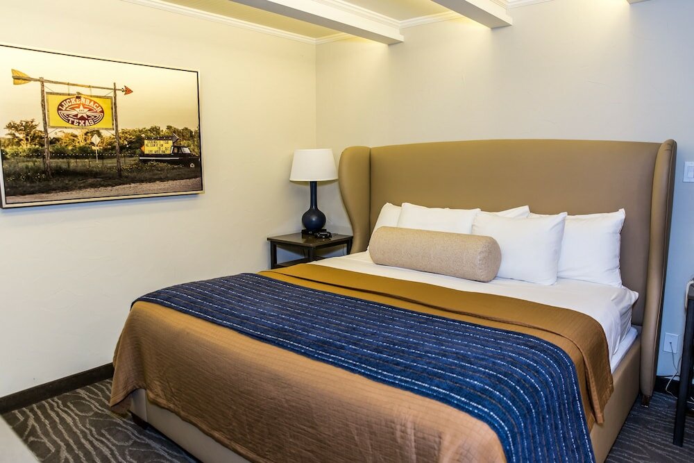 Фото Fredericksburg Inn & Suites