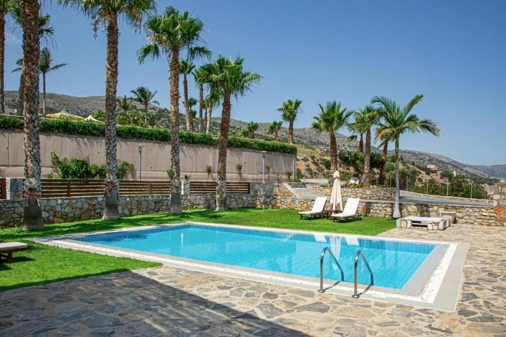 Фото Royal Heights Resort Villas & SPA