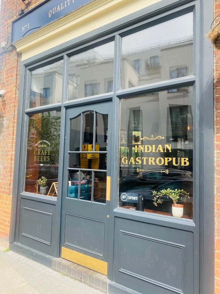 Фото Three Falcons Hotel