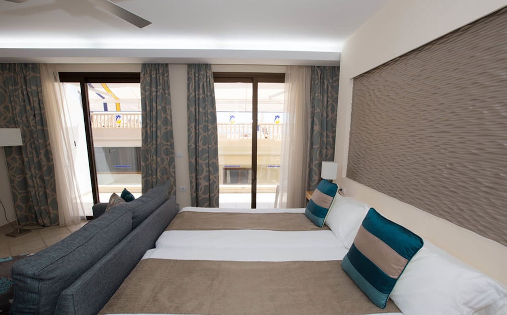 Фото Pearly Grey Ocean Club Apartments & Suites