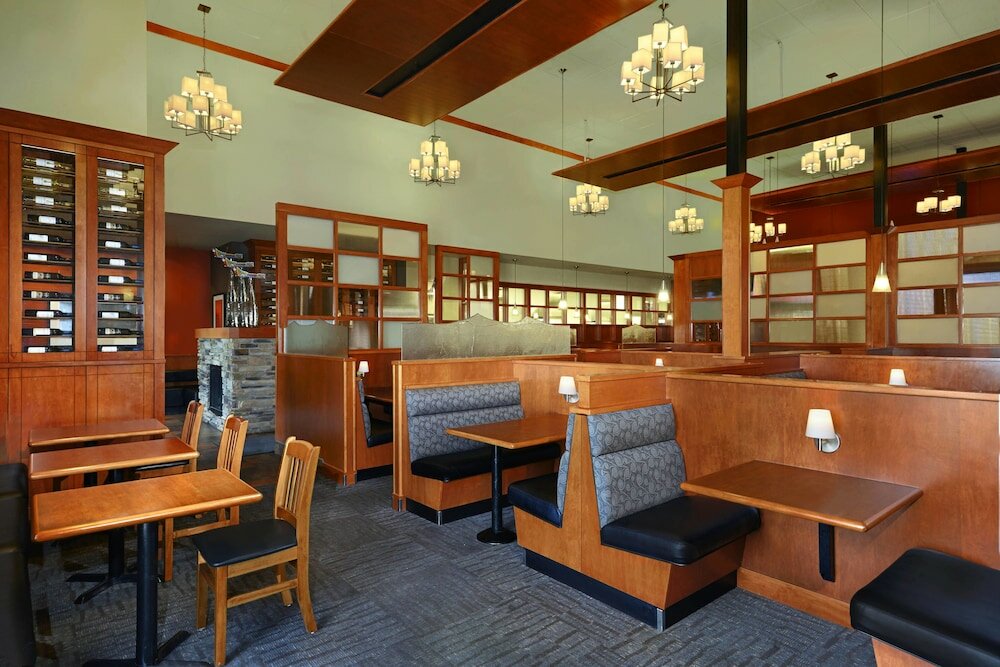 Фото Four Points by Sheraton Edmonton Gateway