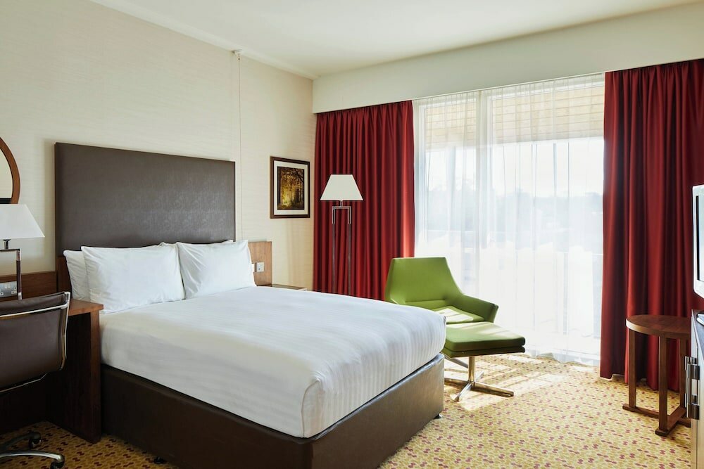 Фото Lingfield Park Marriott Hotel & Country Club