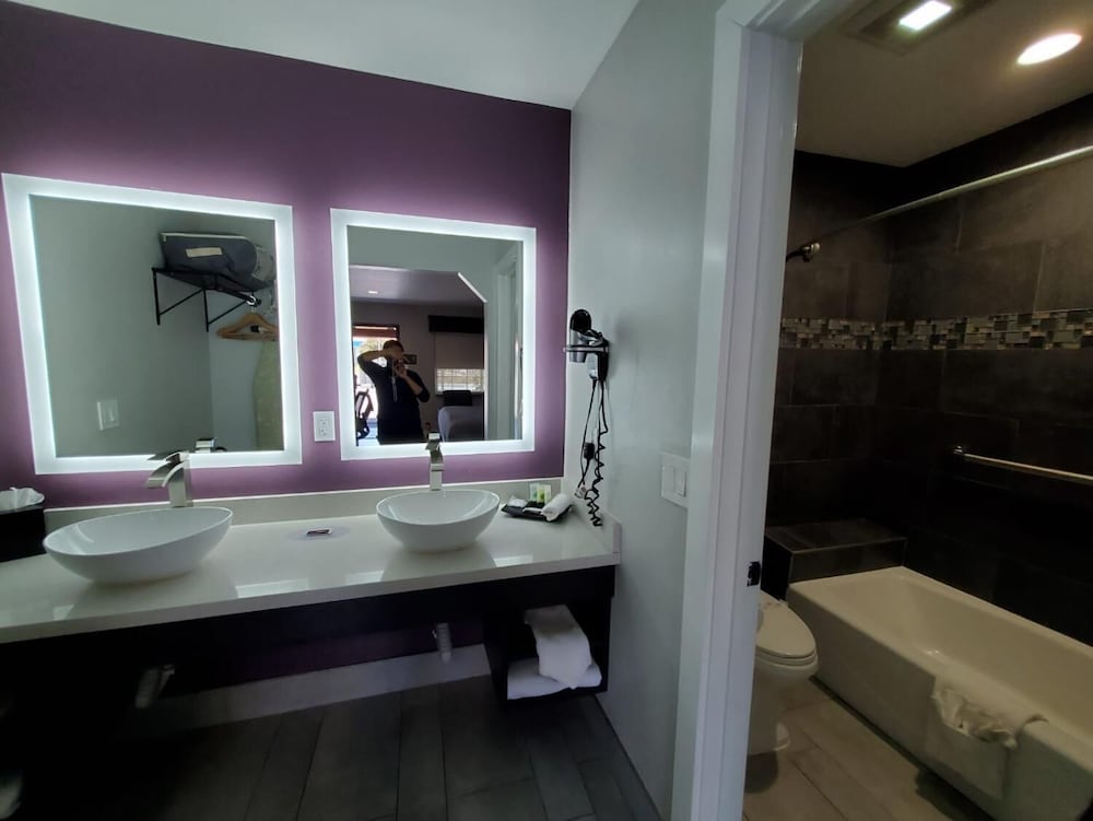 Фото Muir Lodge Motel