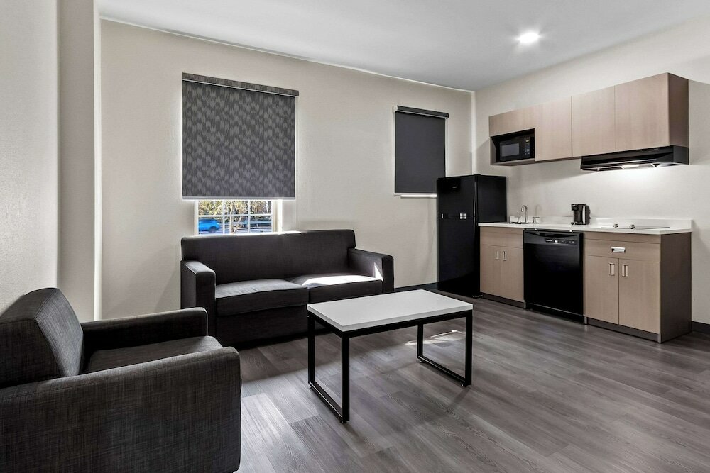 Фото HomeTowne Studios & Suites by Red Roof Columbia