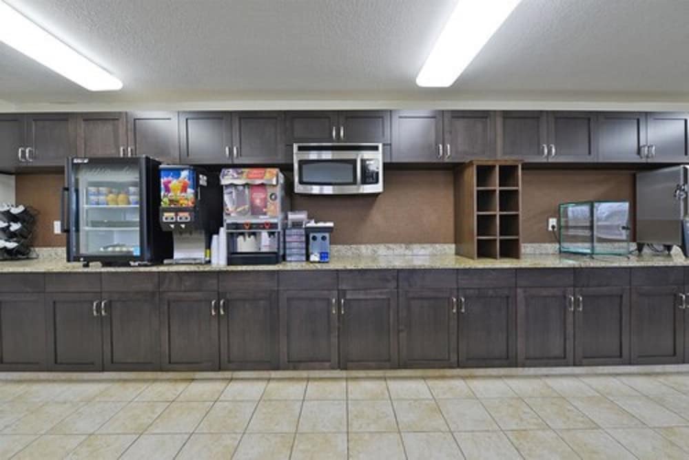 Фото Americas Best Value Inn & Suites Bismarck