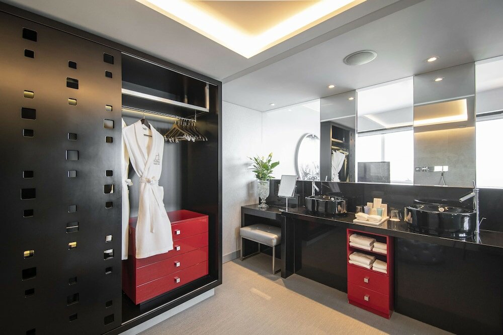 Фото Myriad by Sana Hotels