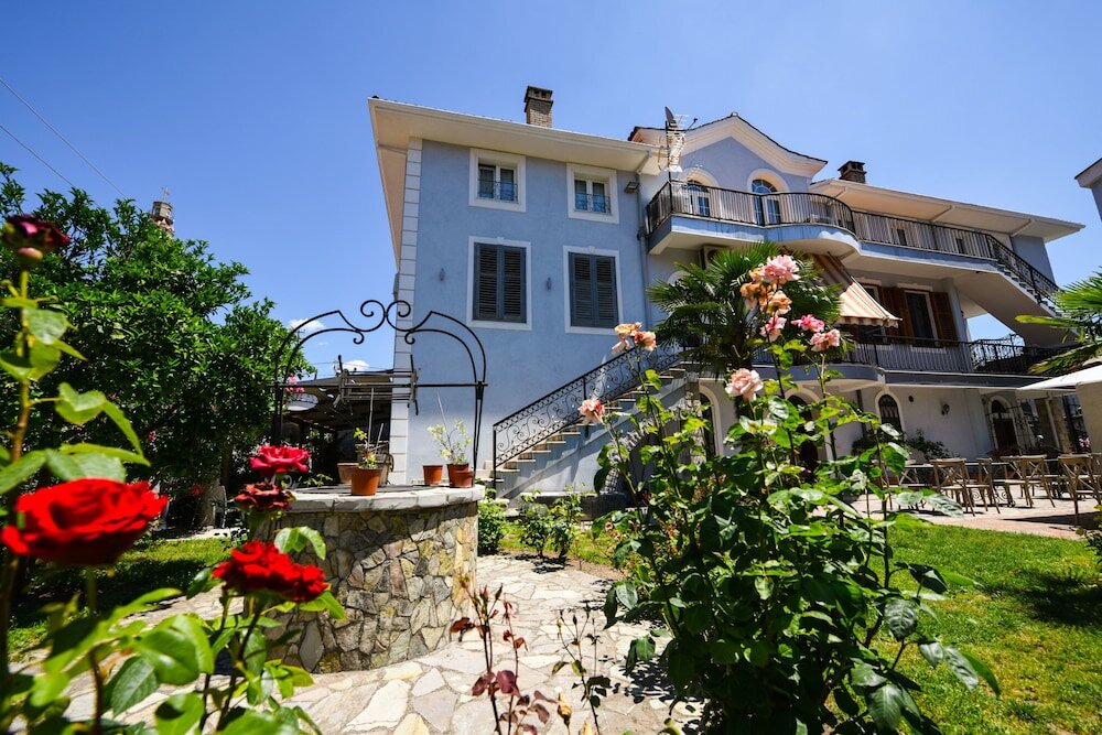 Фото Rose Garden Hotel