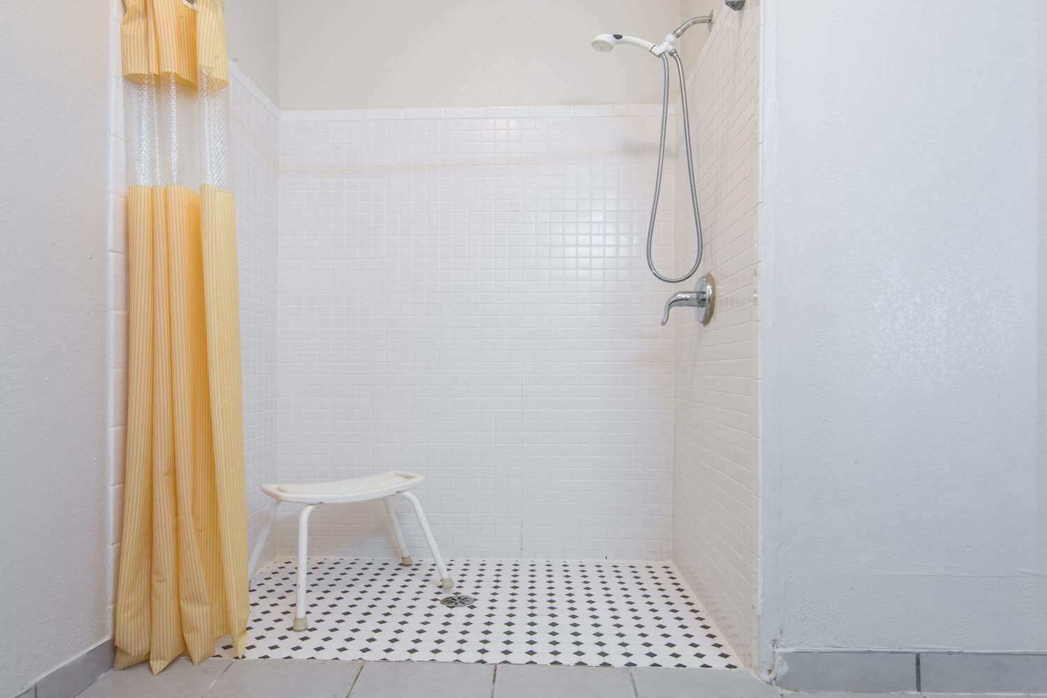 Фото Days Inn by Wyndham Kansas City International Airport