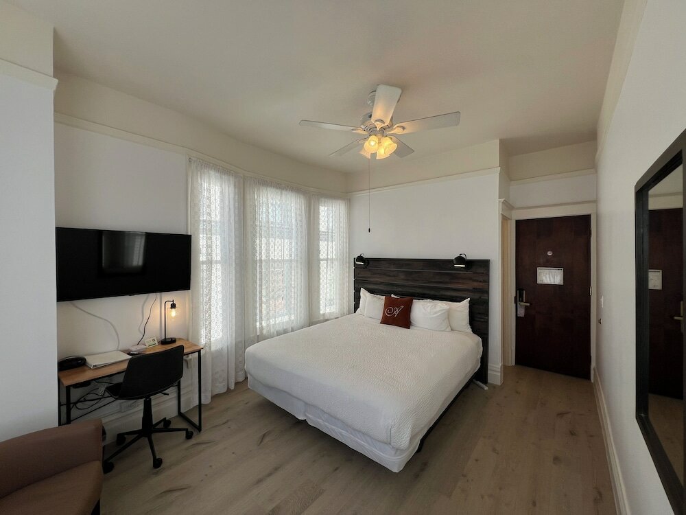 Фото The Andrews Hotel