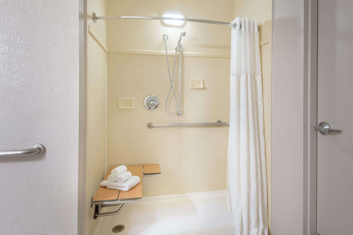 Фото Ramada by Wyndham Cumberland Downtown