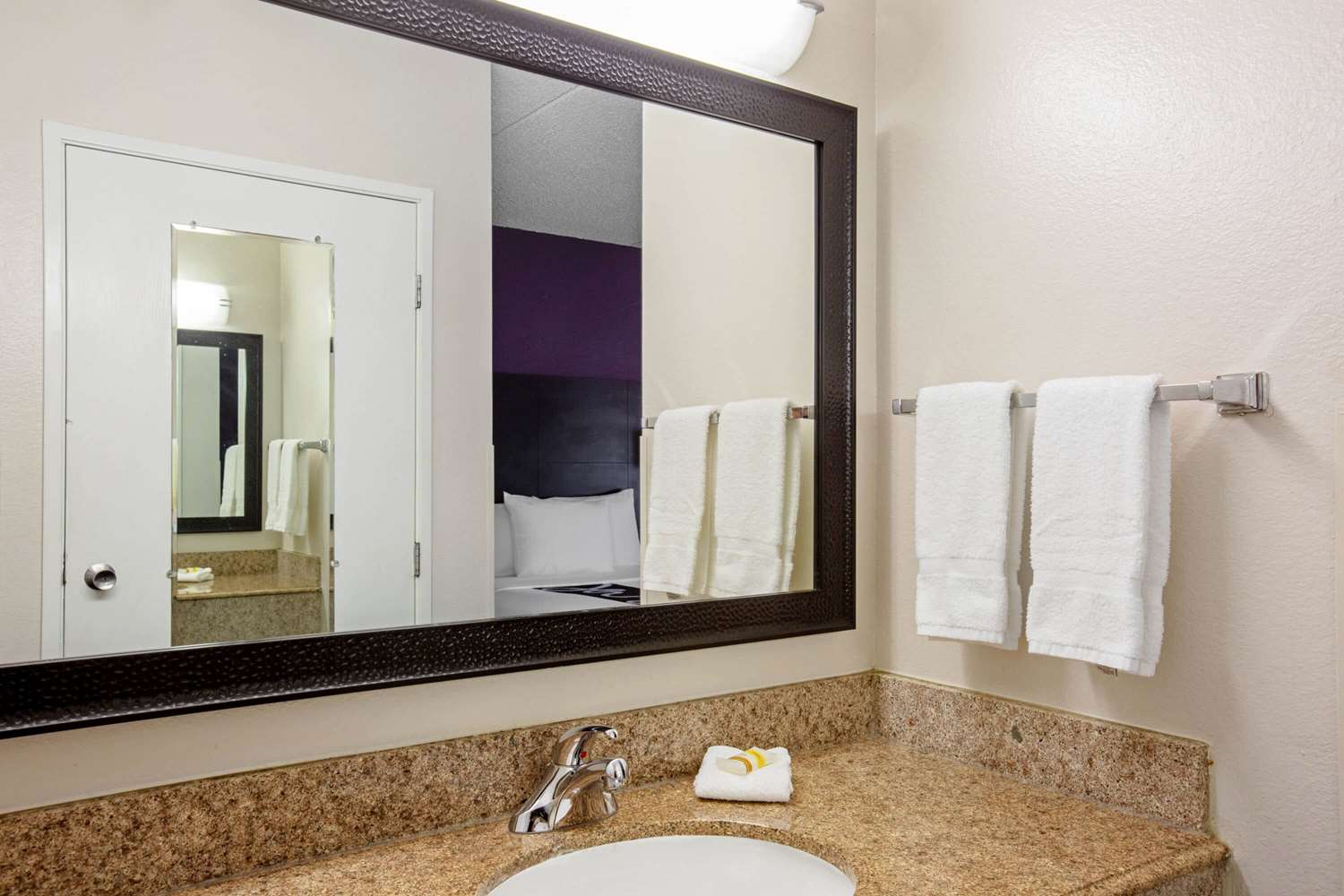 Фото La Quinta Inn & Suites by Wyndham Miami Airport East