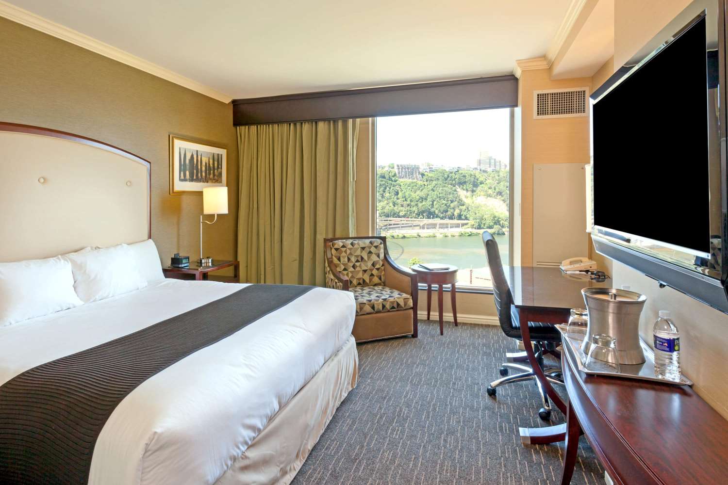 Фото Wyndham Grand Pittsburgh Downtown