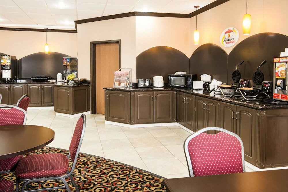 Фото Comfort Inn & Suites