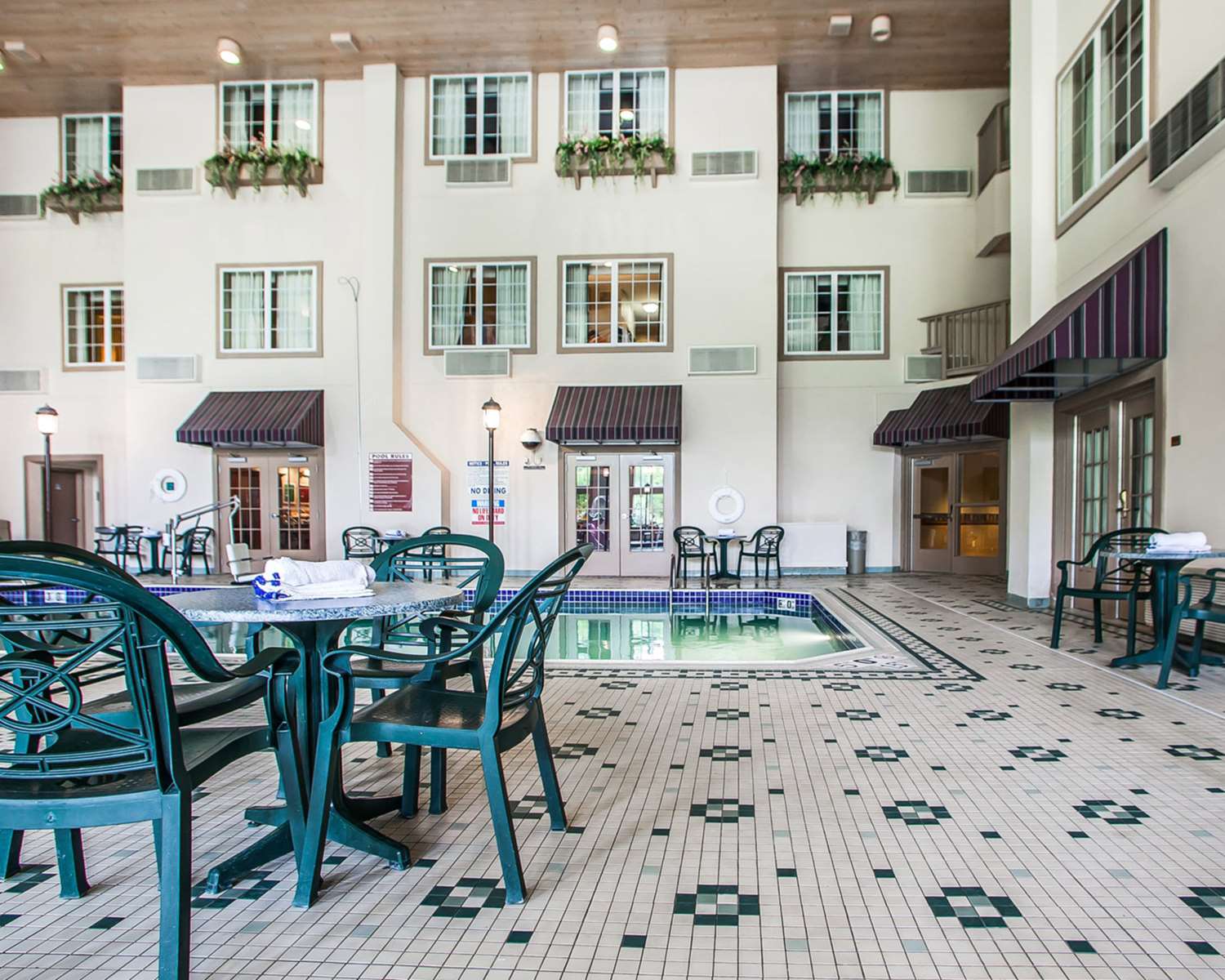 Фото Comfort Suites Milwaukee Airport