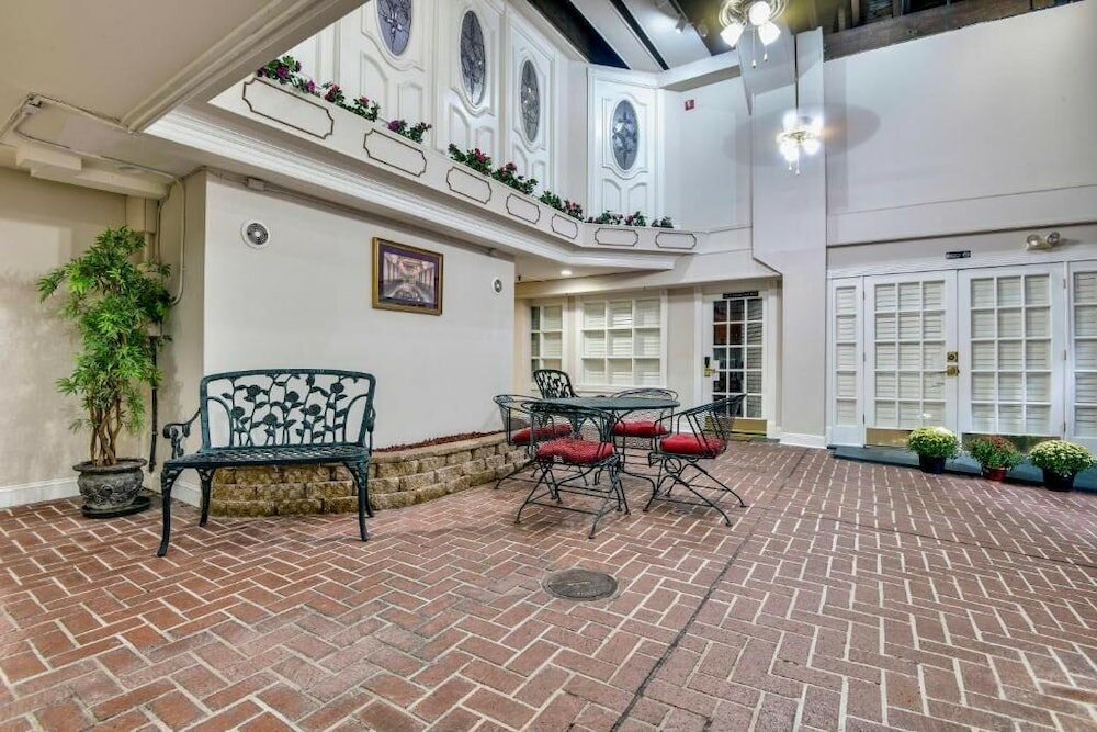 Фото Plaza Suites Downtown New Orleans