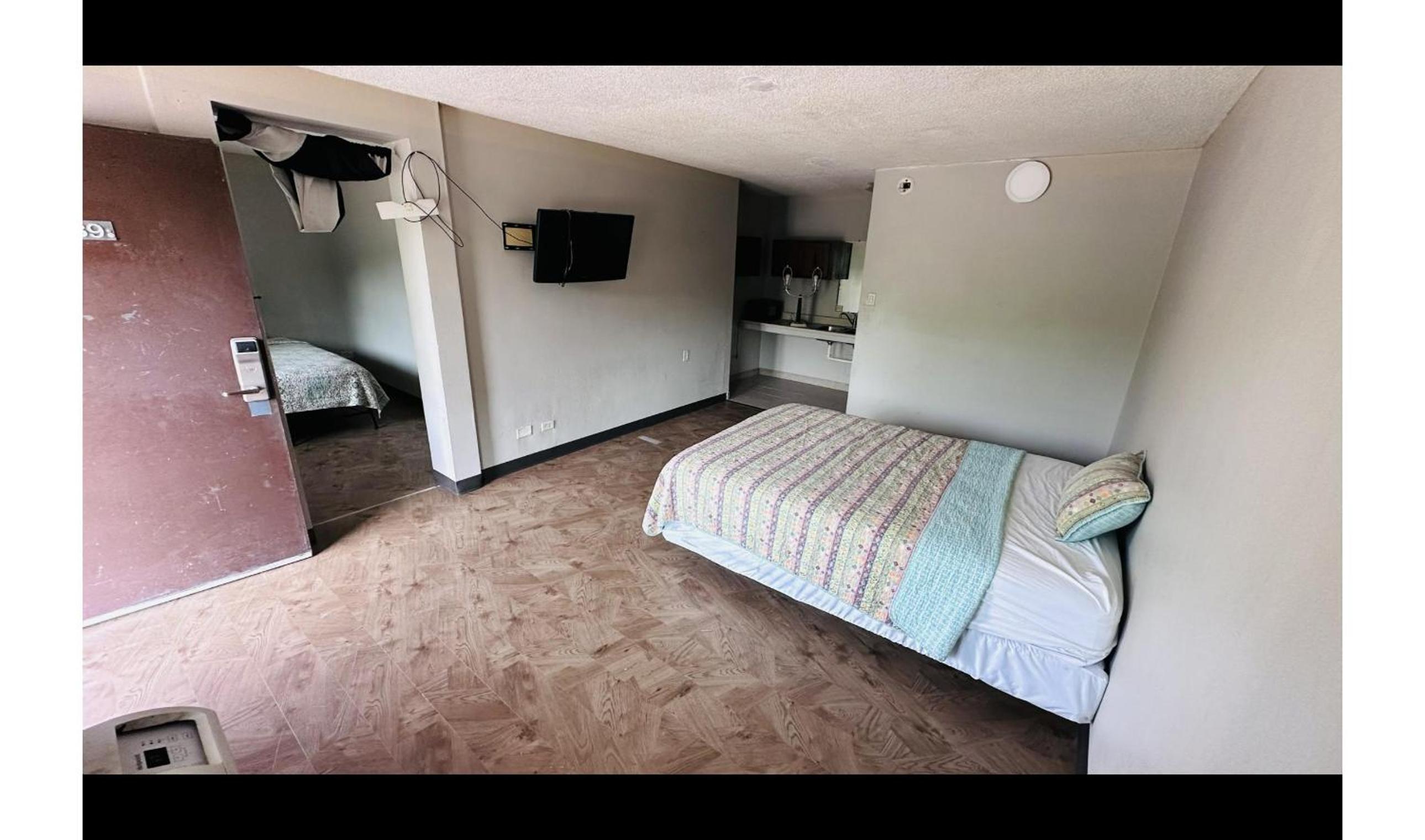 Фото Hallmark Inn by Oyo Fort Wayne