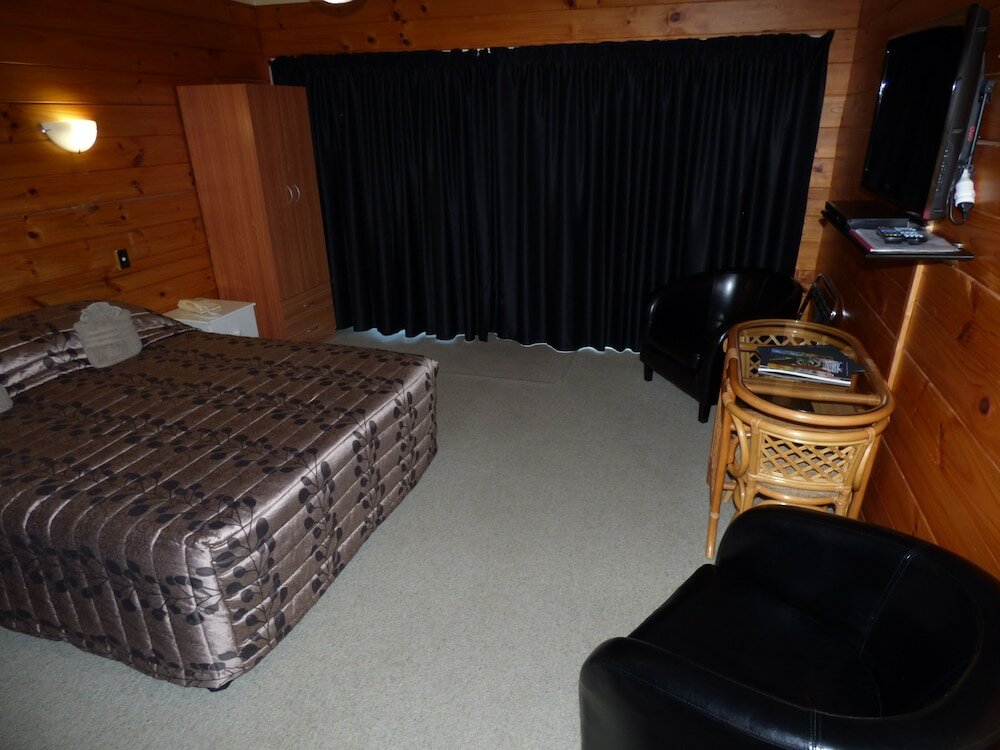 Фото Cedarwood Lakeside Motel & Conference Venue