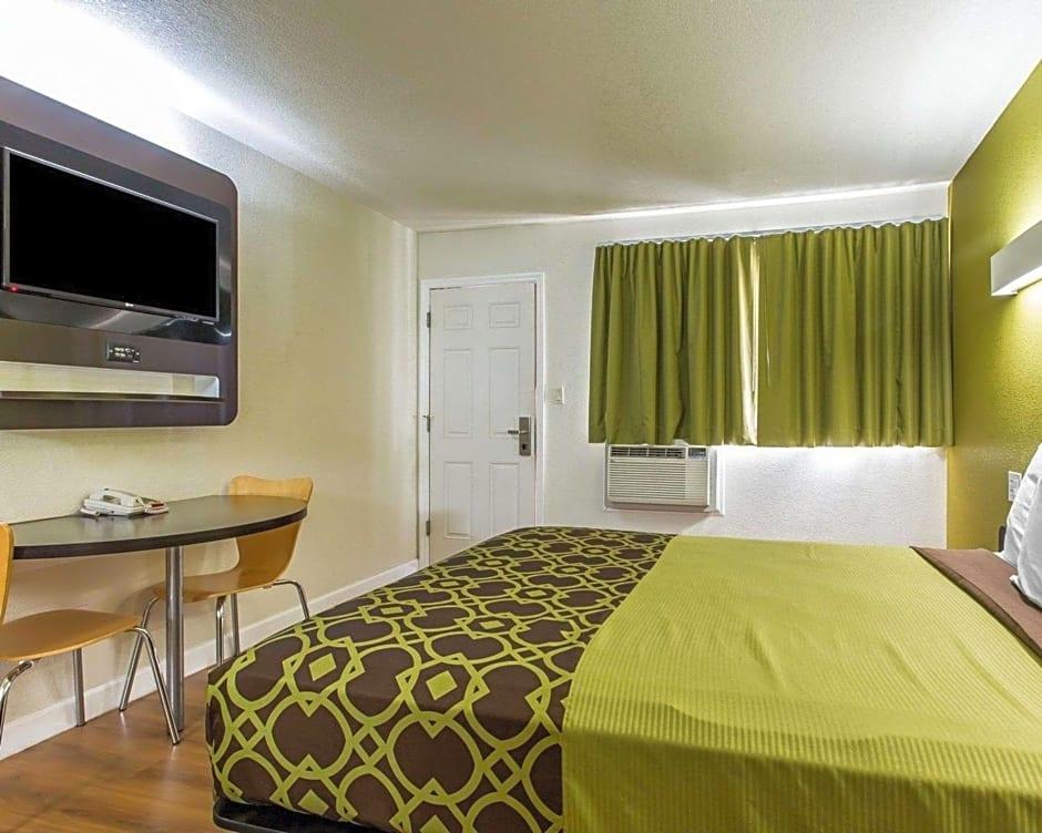 Фото Rodeway Inn Downtown Hanford