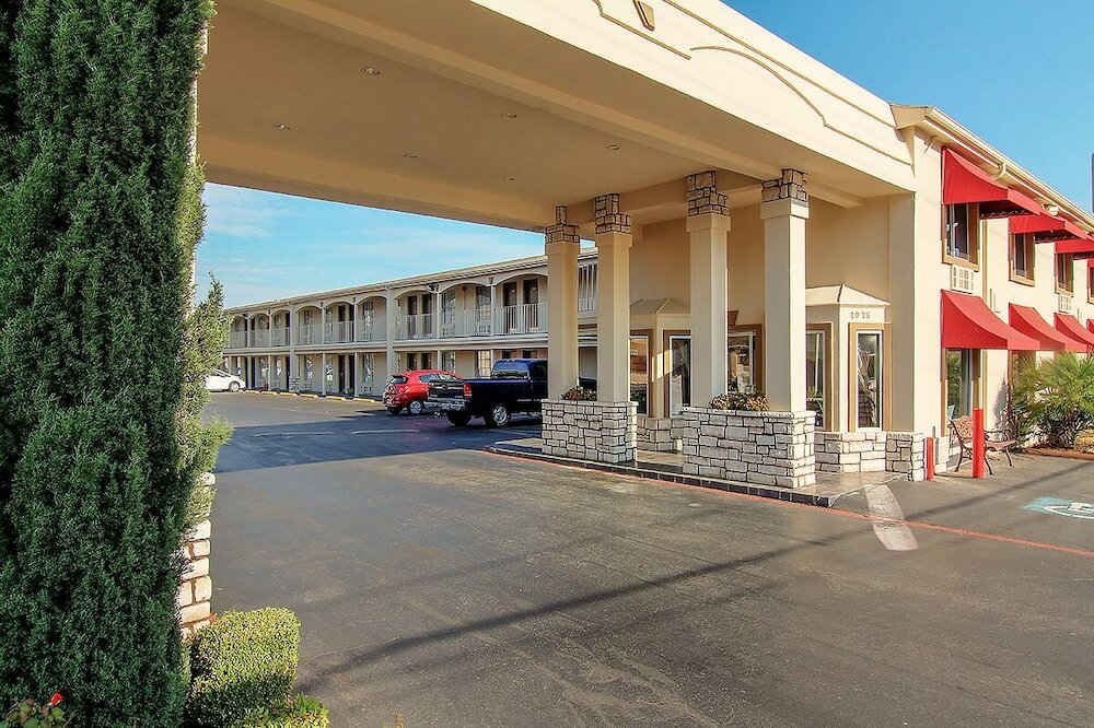 Фото Days Inn by Wyndham Market Center Dallas Love Field
