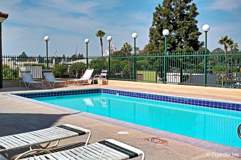 Фото Anaheim Camelot Inn & Suites