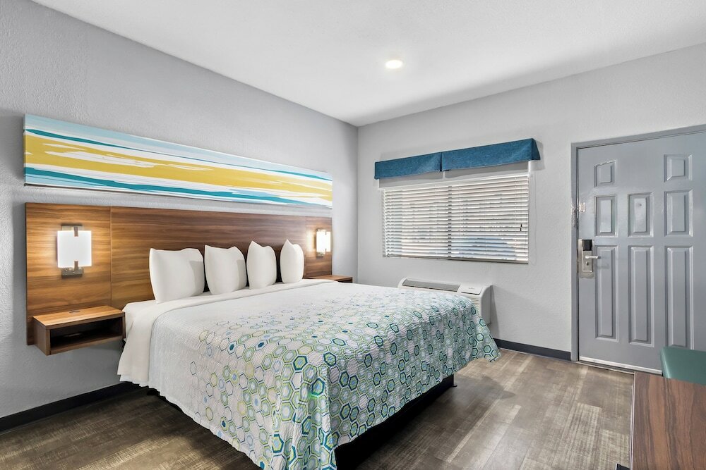 Фото HomeTowne Studios by Red Roof San Antonio E - Near At&t Center