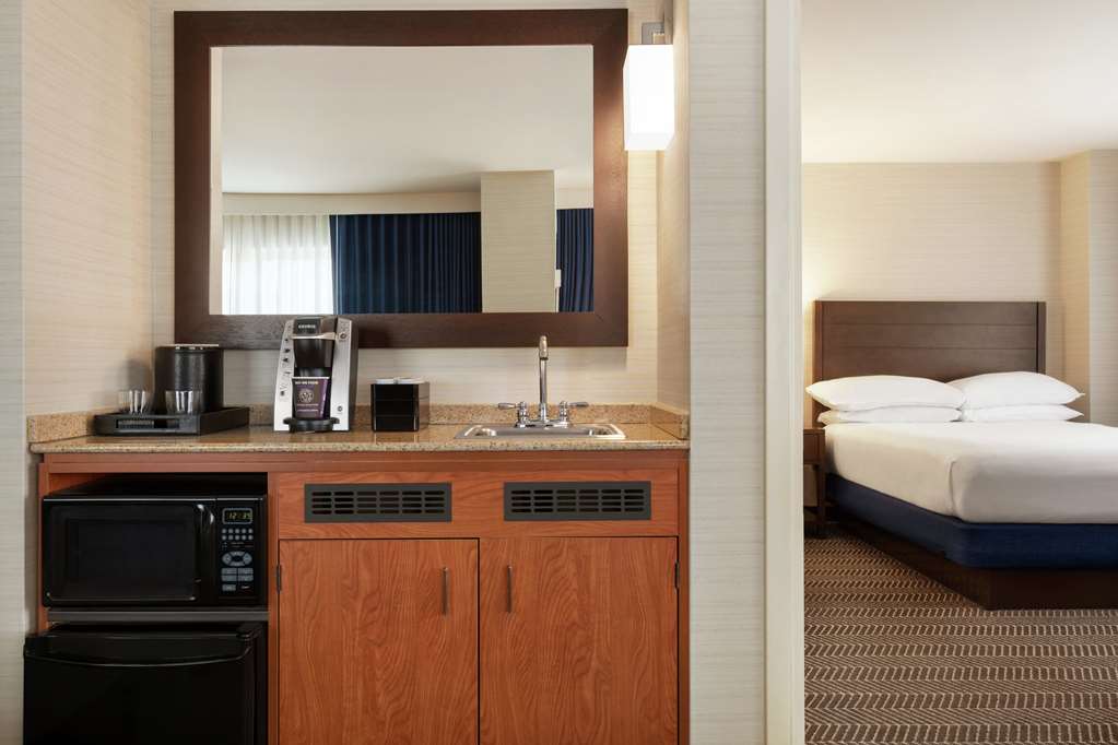 Фото Embassy Suites by Hilton Boston at Logan Airport