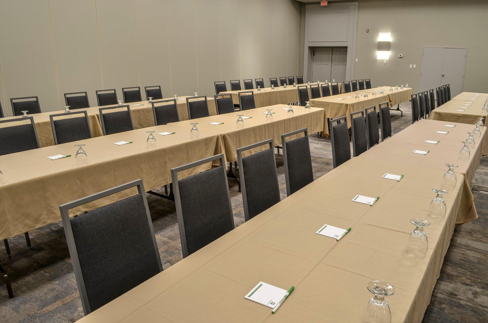 Фото Holiday Inn Fargo, an Ihg Hotel