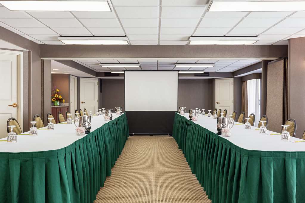 Фото Hilton Garden Inn Lancaster