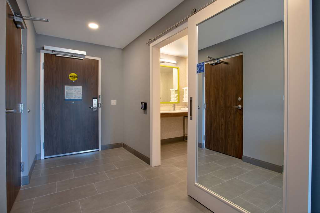 Фото Hampton Inn & Suites Ottawa West