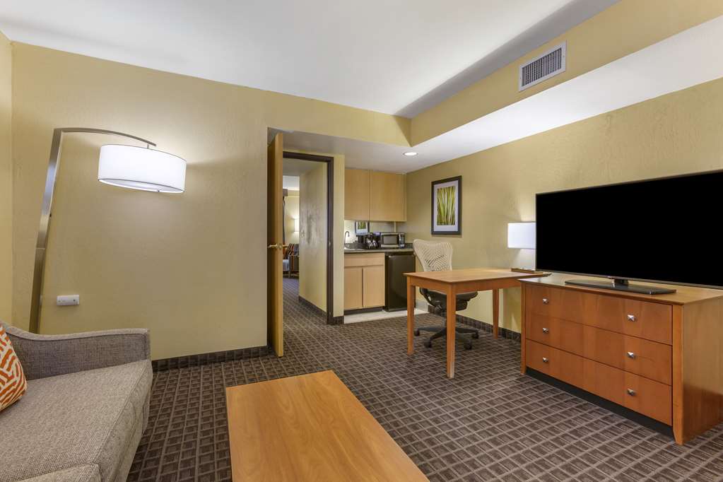 Фото Best Western Plus Scottsdale Thunderbird Suites