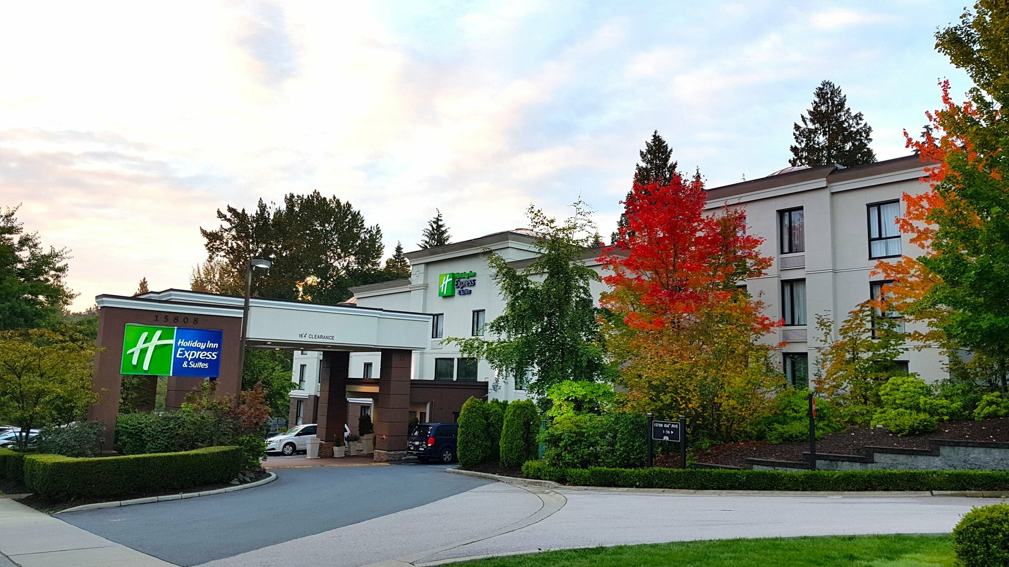 Фото Holiday Inn Express & Suites Surrey, an Ihg Hotel
