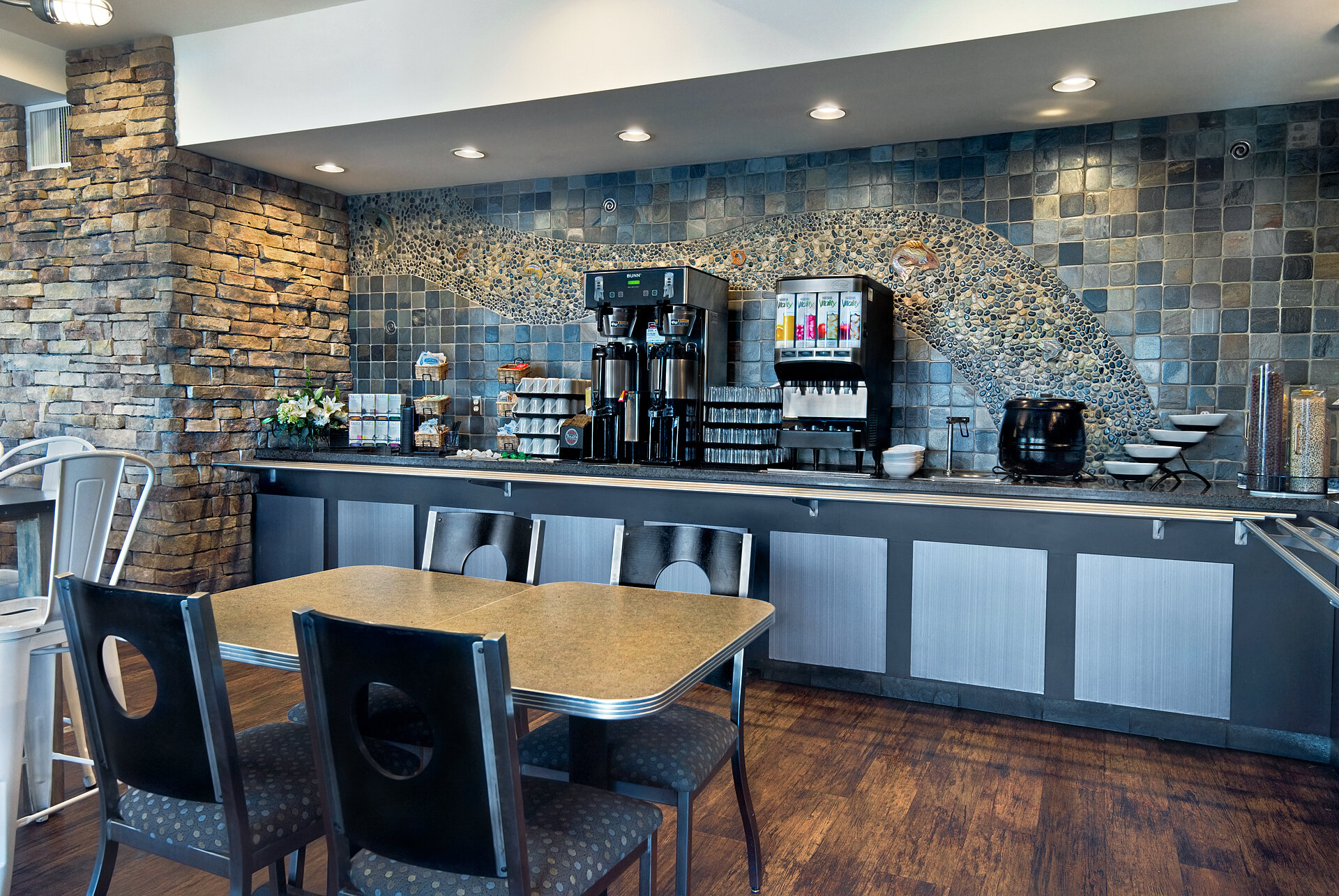 Фото Oxford Suites Silverdale