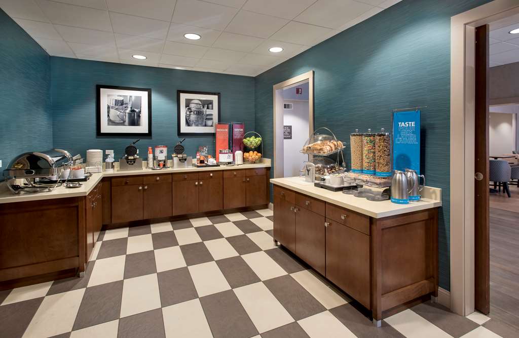 Фото Hampton Inn Boston - Logan Airport