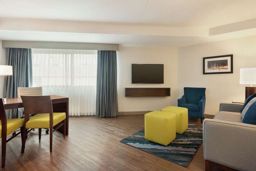 Фото Embassy Suites Indianapolis Downtown