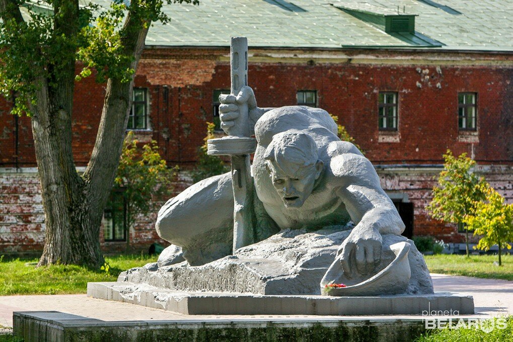 Памятник жажда в брестской крепости