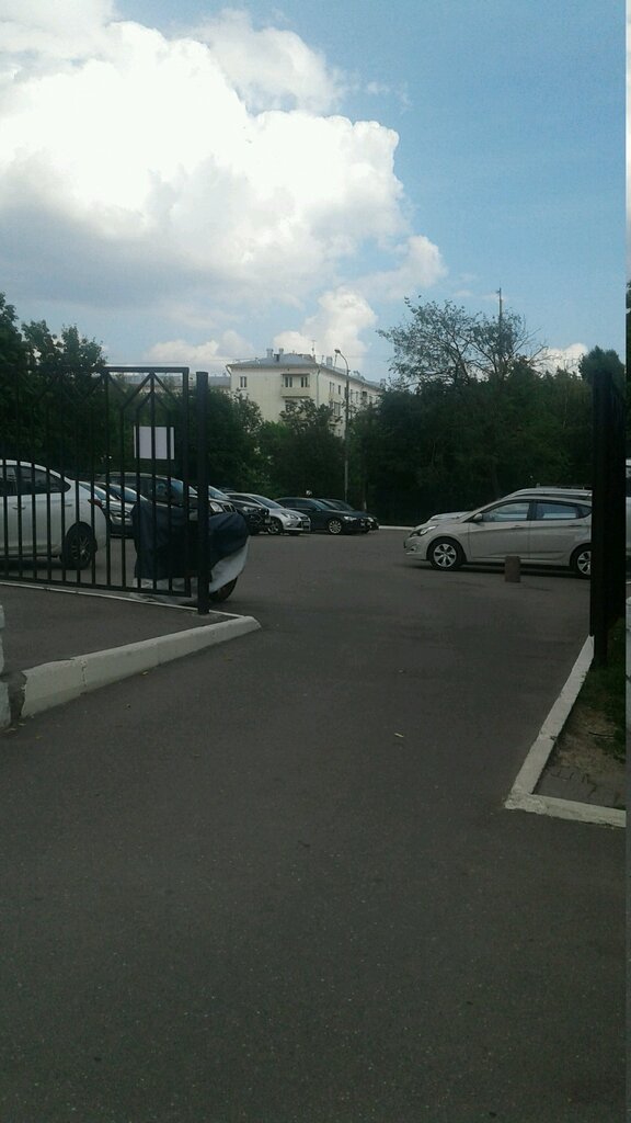 موقف السيارات Parkovka pri Detskom muzykalnom teatre im. Natali Sats ، موسكو، صورة