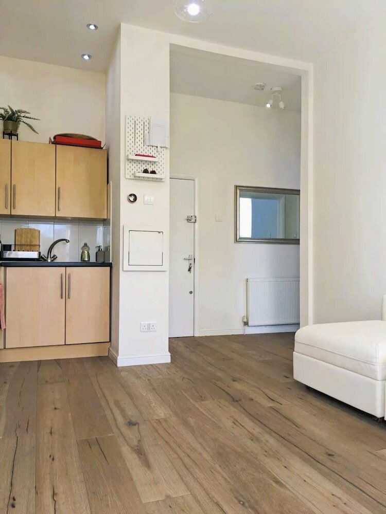 Фото Bright 1 Bed Flat in West Hampstead With Balcony