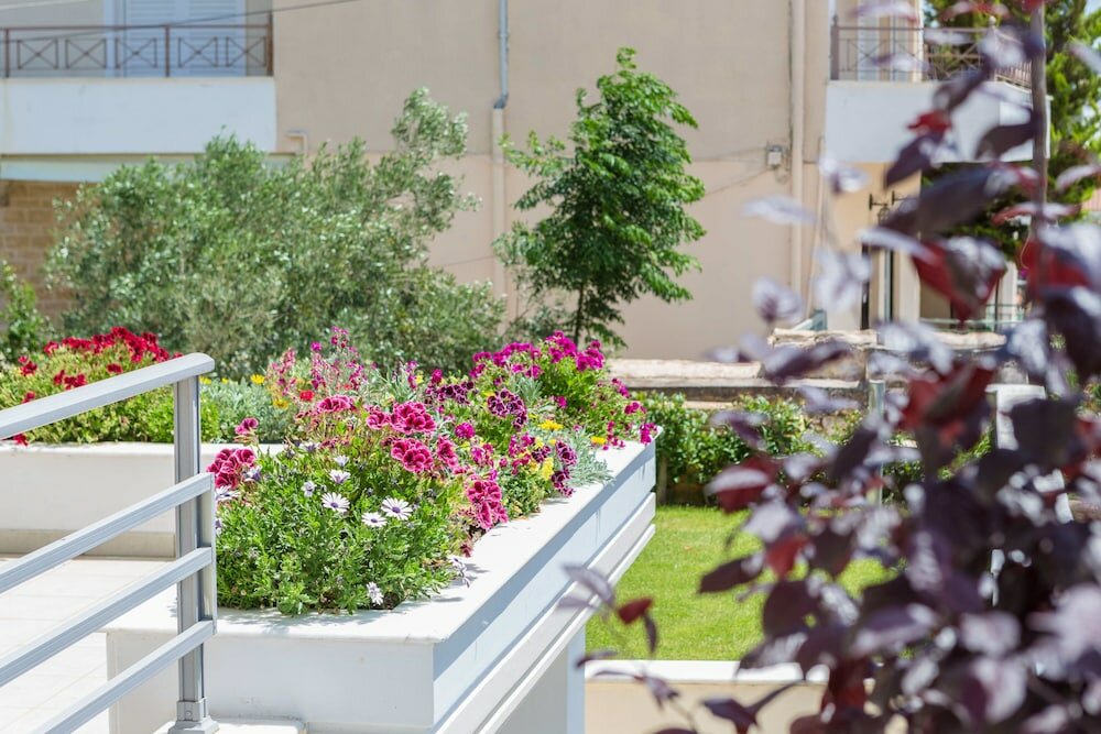 Фото Bright & Spacious two-floor Family Garden Home