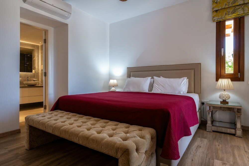 Фото Stunning 3 bedroom villa 'bz01' with private pool, stunning views, communal pool and resort facilities, Zephyros Village on Aphrodite Hills Re