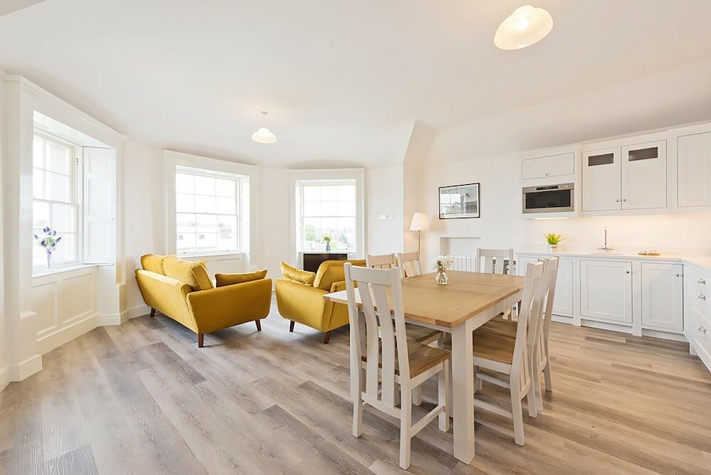 Фото Henrietta Suites City Centre