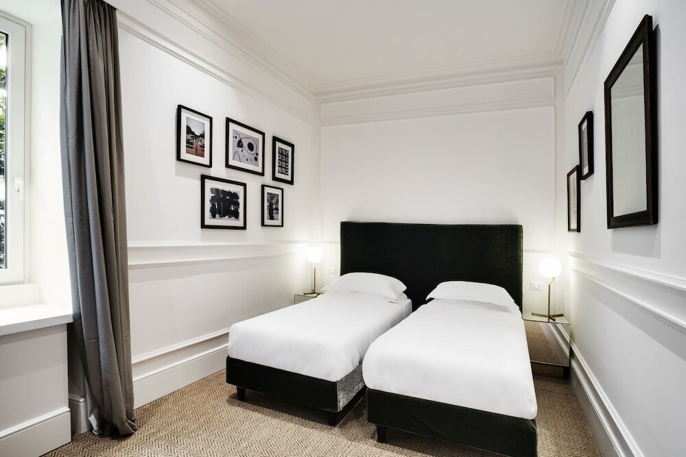 Фото The Shire Hotel