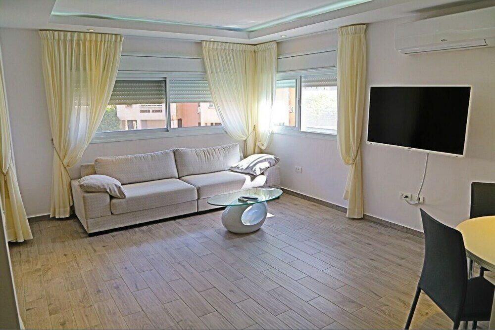 Фото Royal Lea Apartments