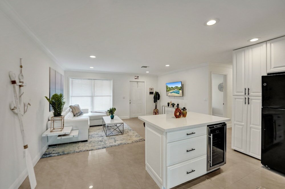 Фото Casa Lago Waterfront Home & Pool Near Hard Rock Casino