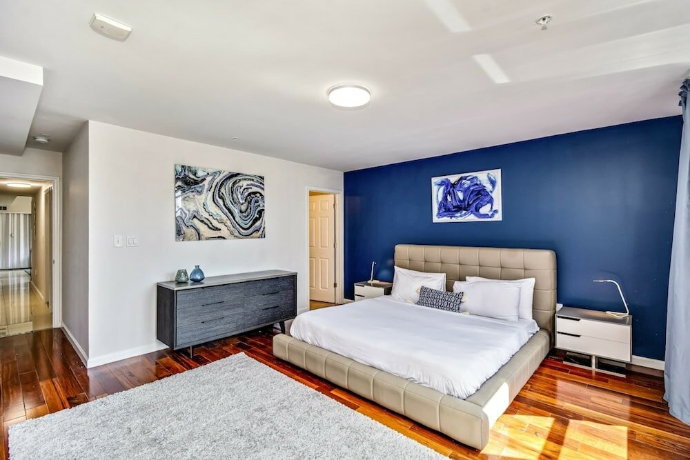 Фото Classic, Modern With a Splash of Glam 2bd Apt